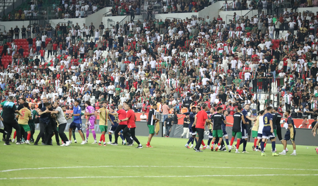 Amedspor-Erzurumspor maçı olaylı bitti: Sahada kavga, hakeme tepki