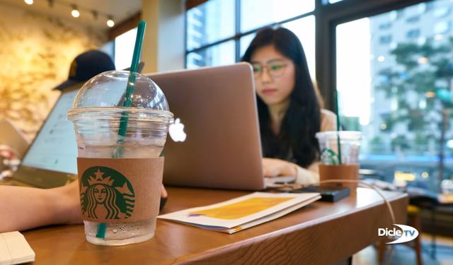 Starbucks, müşterilerinin bilgisayarla gelmesini yasakladı