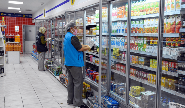 Diyarbakır’da tarihi geçmiş 1 ton gıda ürünü imha edildi