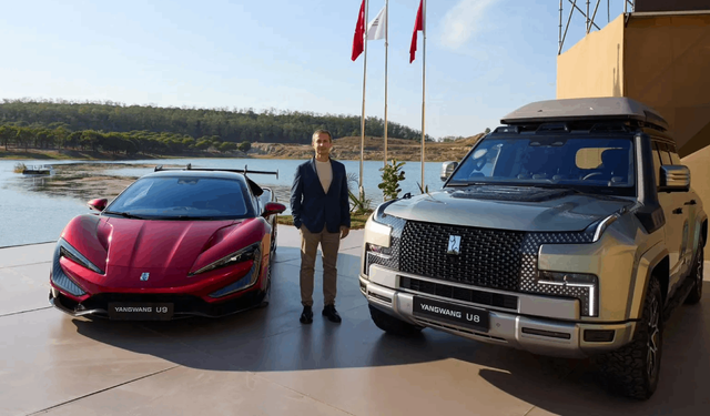 İstanbul’da suda yüzen ve zıplayan araçlarını sergilendi