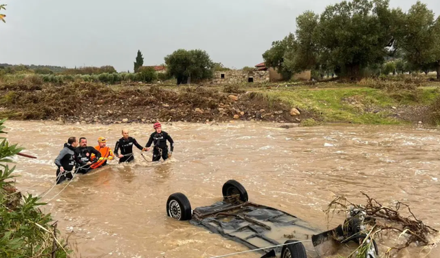Foça'da sel: Bir kişi kayboldu