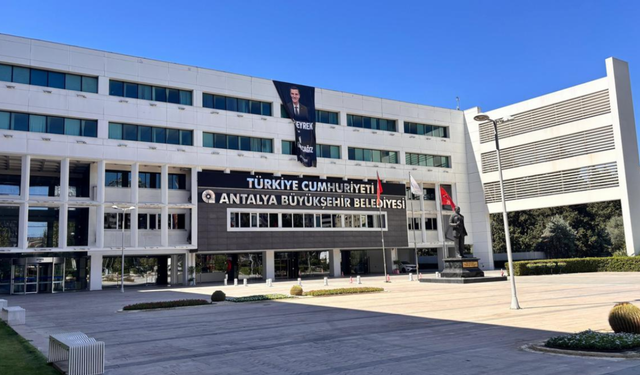 Antalya Büyükşehir Belediyesinde sekiz şube müdürü görevden alındı