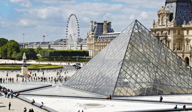 Soyulan Louvre Müzesi yeniden açıldı