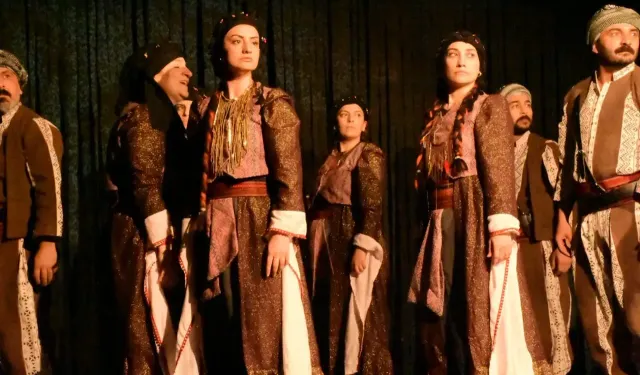 Ödüllü Kürtçe oyun “Ji Kela Dimdimê” yeniden sahnede