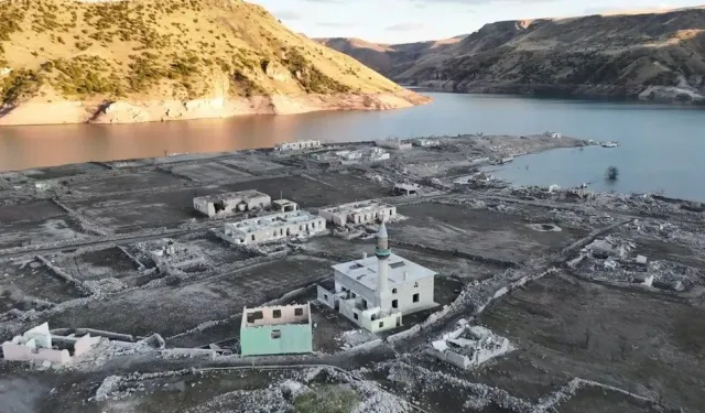 Kars’ta su çekildi,  eski Karakurt köyü ortaya çıktı