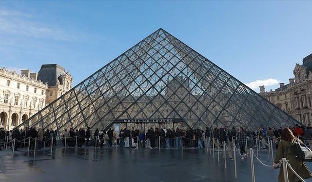 Louvre Müzesi'ne bir darbe daha: Kapatıldı!