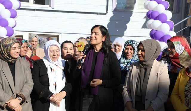 Ayla Akat Ata: “Kadın iradesi yeniden yaşamı kuruyor”