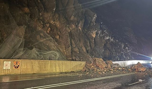 Hakkari–Van yolunda yine heyelan: Facia son anda önlendi