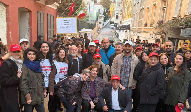 İtalyan Lisesi'nde çalışan Türk öğretmenler greve çıktı