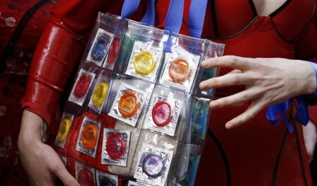 Çin yıllar sonra prezervatife vergi getiriyor