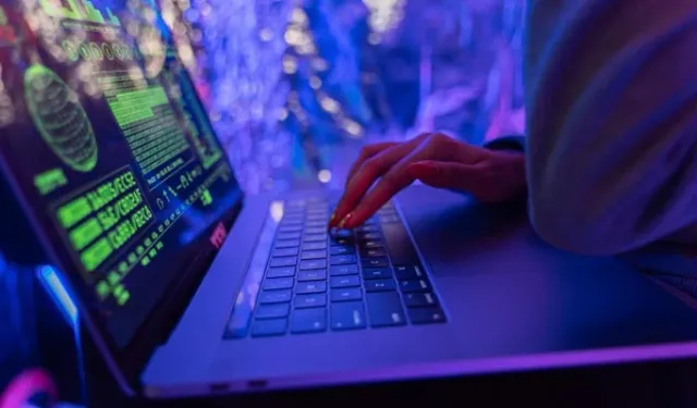 Verileri çalıp "kim daha seksi" yarışması yapmışlardı: Gözaltındalar