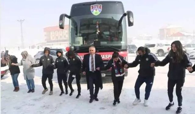 Erdoğan takım otobüsü hediye etti: -3'te halay çektiler