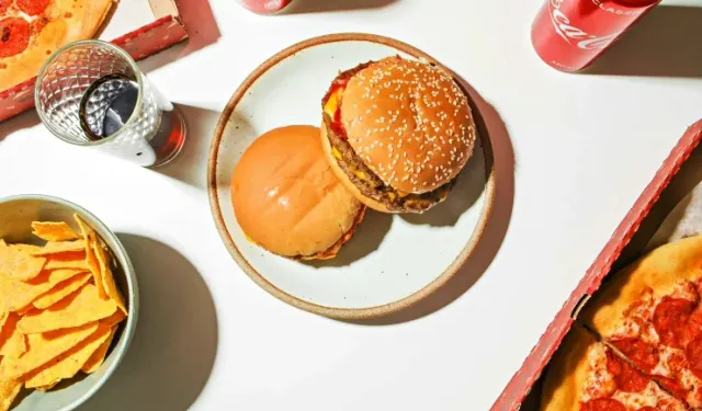 Britanya’da abur cubur ve yağlı yiyeceklere reklam yasağı