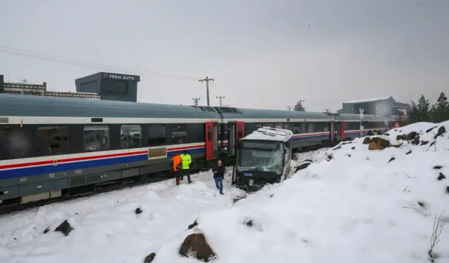 Diyarbakır'da belediye otobüsü yolcu treni ile çarpıştı