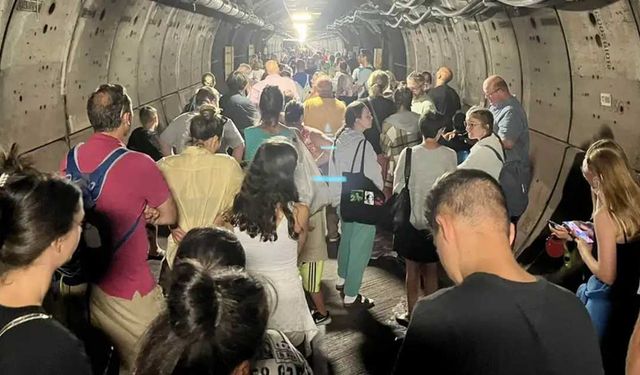 Denizin altında, 38 km’lik Manş Tüneli'nde kapana kısıldılar