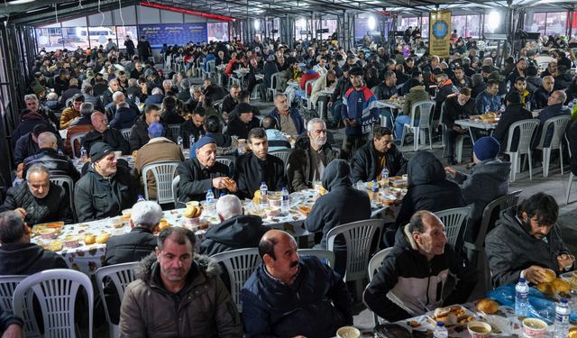 Belediyenin iftar çadırı dört noktada hizmet verdi