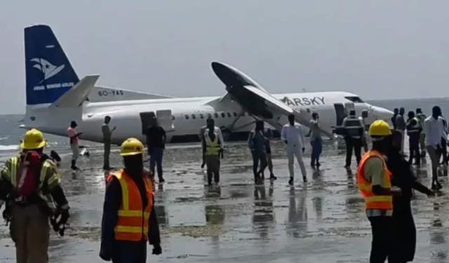 Pistten çıkan yolcu uçağı deniz kıyısına savruldu