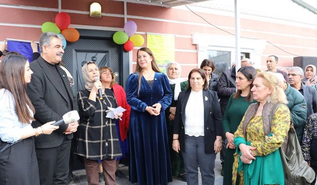 Diyarbakır'da belediye açılışı yaptı: Halk ilgi gösterdi