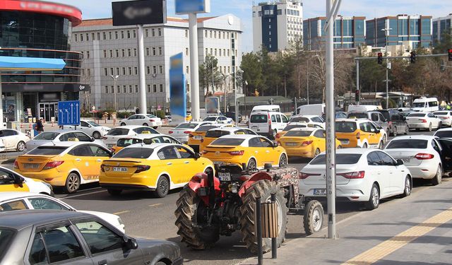 Diyarbakır'da taksiciler belediye önünde eylem yaptı
