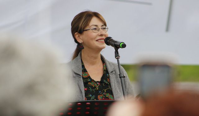 13 yıl önceki fotoğraf sebebiyle konseri iptal edildi