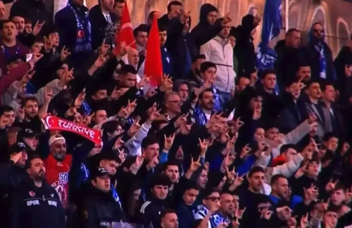 Sarıyer tribünlerinden Amedsporluların tepkisini çeken hareket