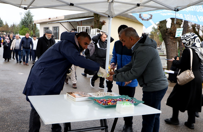 Diyarbakır Büyükşehir'den bayramda şeker, lokum ve kolonya ikramı