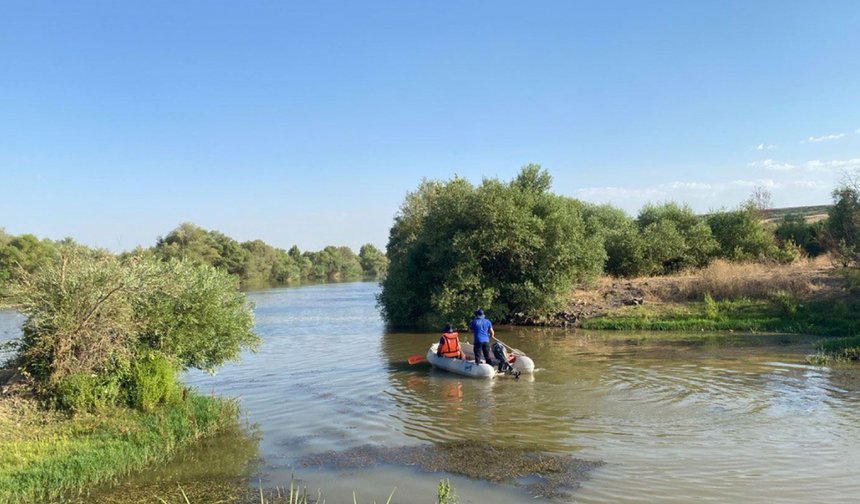 Dicle Nehri'nde bir genç, kardeşini ve yakınını kurtarmak isterken kayboldu