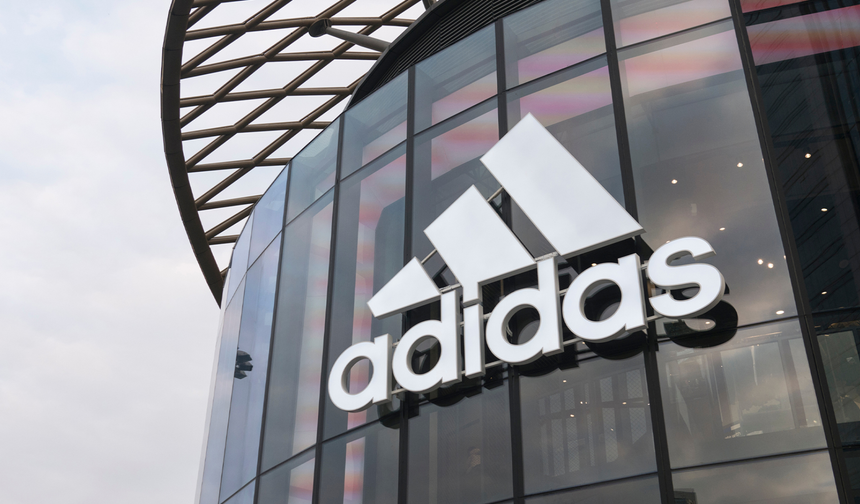 Adidas'ın yeni sandaletleri eleştirilerin odağında: Tasarımcı özür diledi