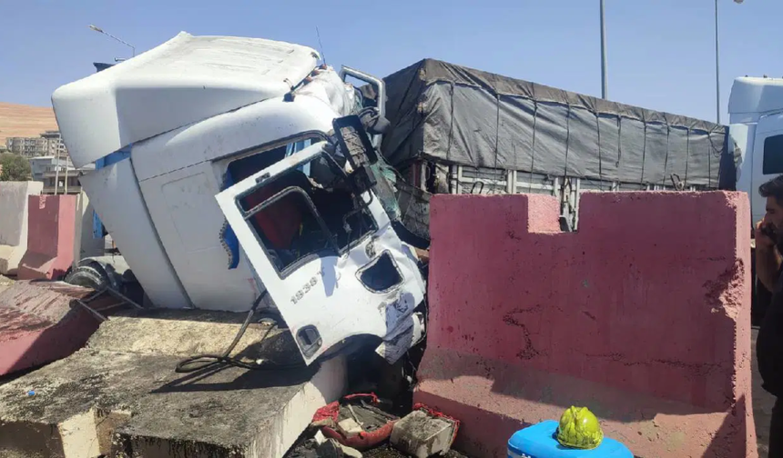 Şırnak’ta kafa kafaya çarpışan tır şoförleri kardeş çıktı