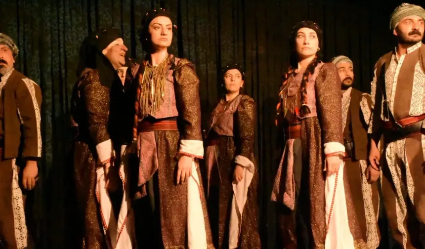 Ödüllü Kürtçe oyun “Ji Kela Dimdimê” yeniden sahnede