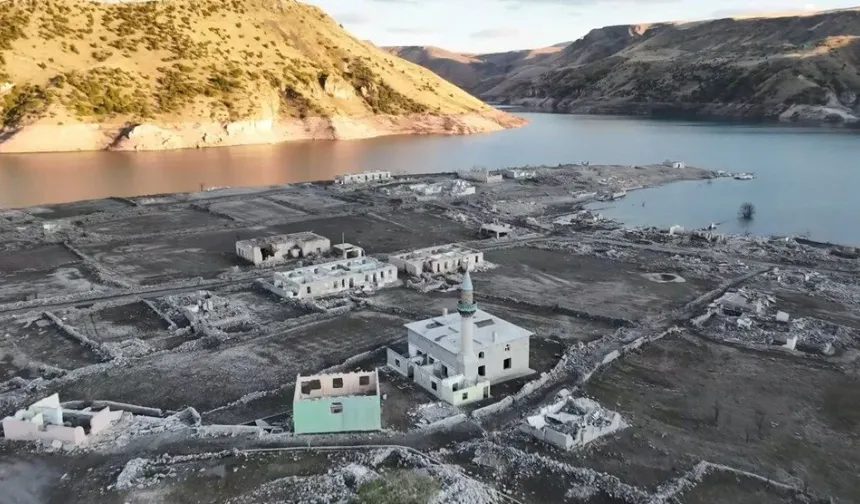 Kars’ta su çekildi,  eski Karakurt köyü ortaya çıktı