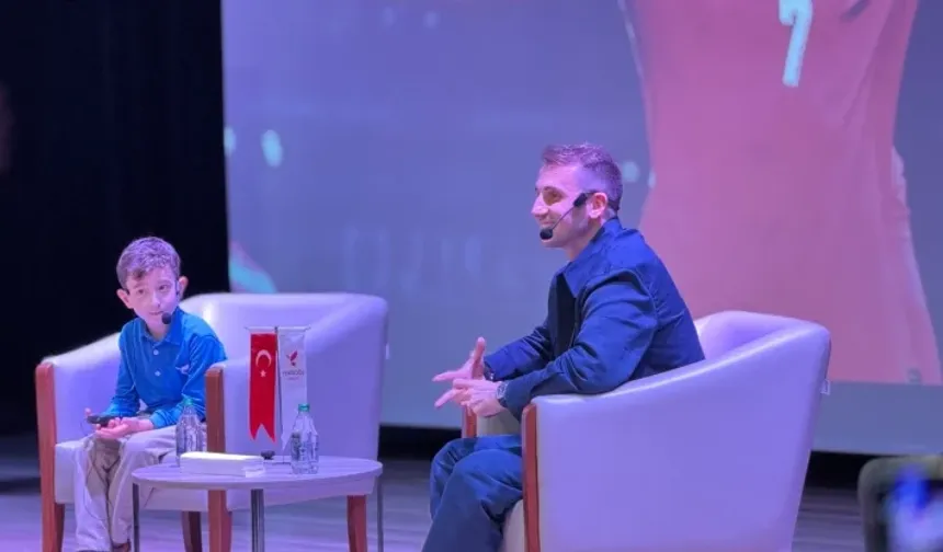 Kerem Aktürkoğlu, ilkokul öğrencisinin başkanlık vaadini yerine getirdi