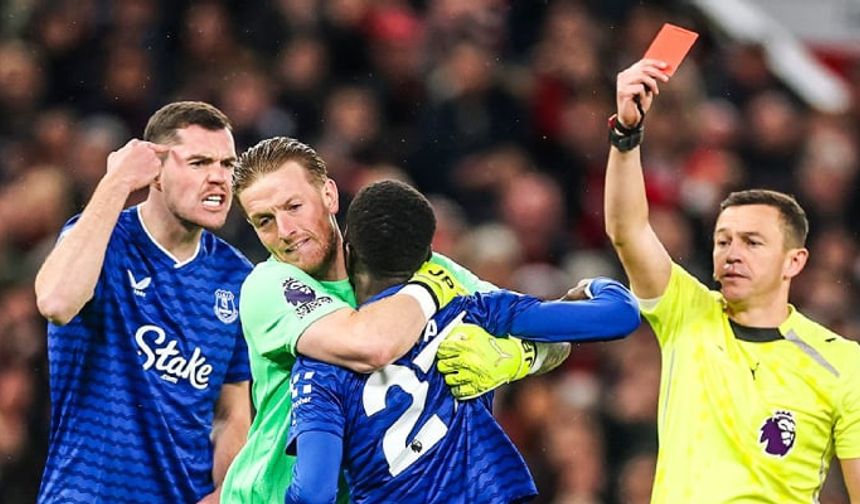 Everton'lu futbolcu takım arkadaşına tokat attı, kırmız kart gördü