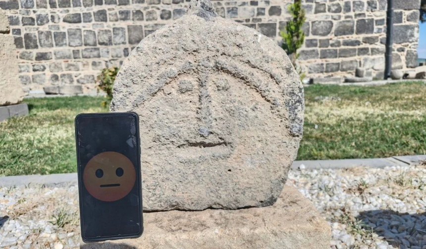 ''Dünyanın ilk emojili asker mezar taşı'' Diyarbakır’da sergileniyor