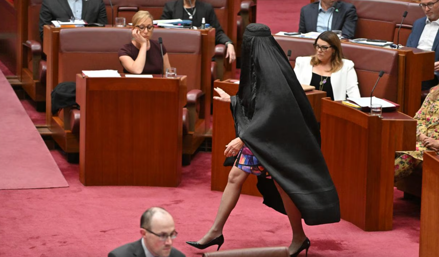 Senatoya burkayla giden Avustralyalı siyasetçiye ceza