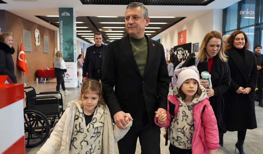 Özgür Özel, Ferdi Zeyrek’in kızlarını okula götürdü