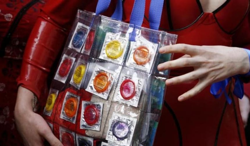 Çin yıllar sonra prezervatife vergi getiriyor