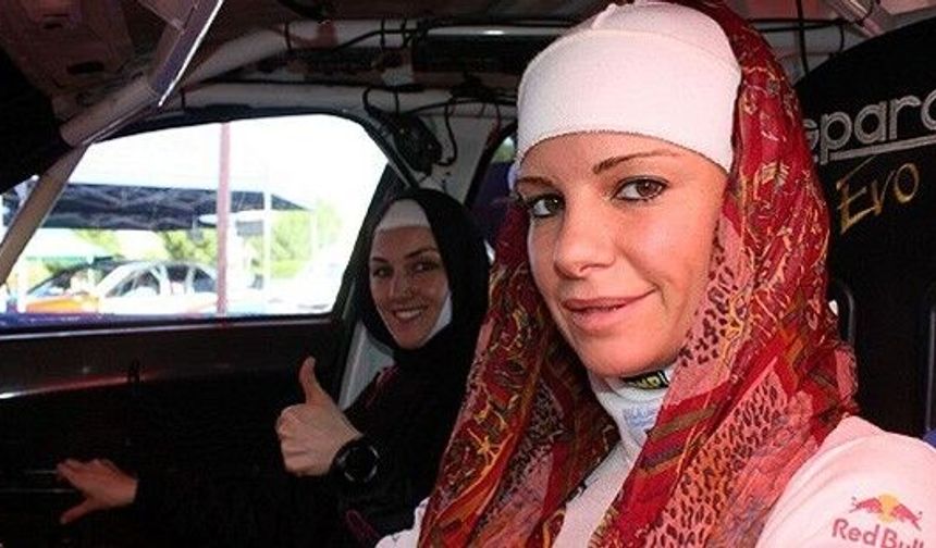 Burcu Çetinkaya başörtüsünü çıkardı, ralliye geri döndü
