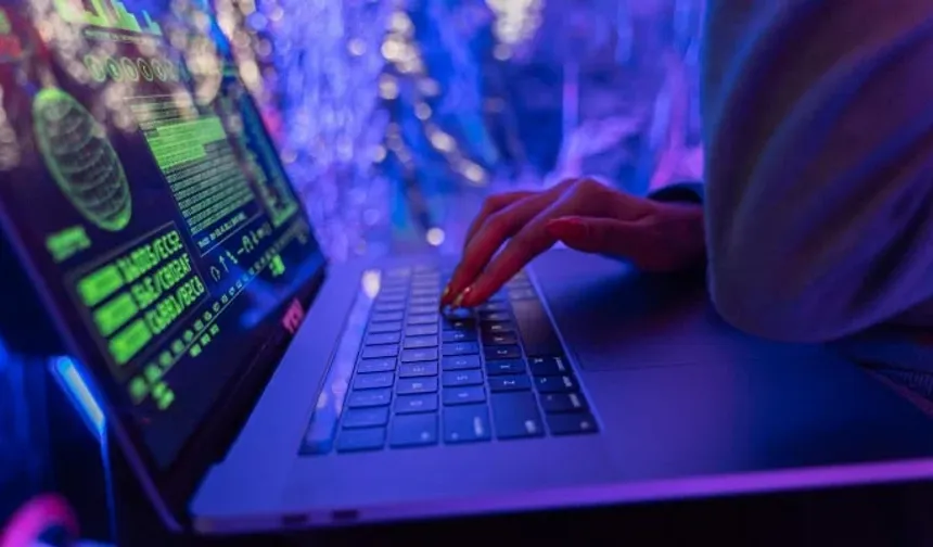 Verileri çalıp "kim daha seksi" yarışması yapmışlardı: Gözaltındalar