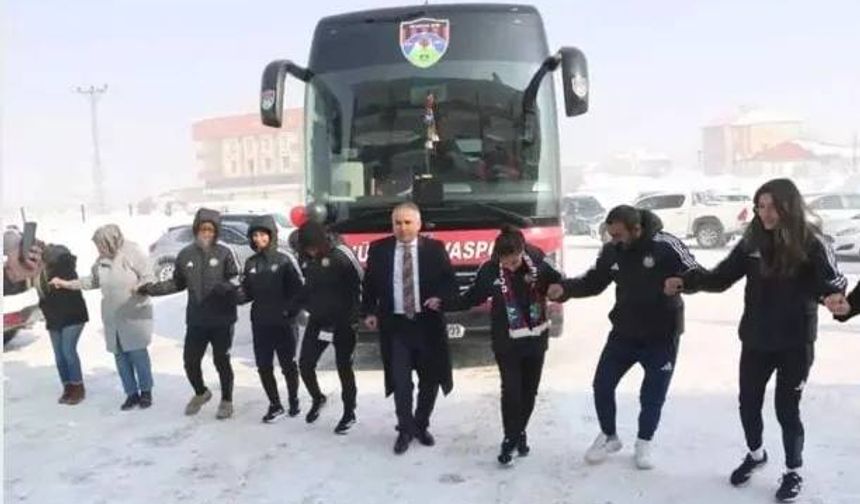 Erdoğan takım otobüsü hediye etti: -3'te halay çektiler