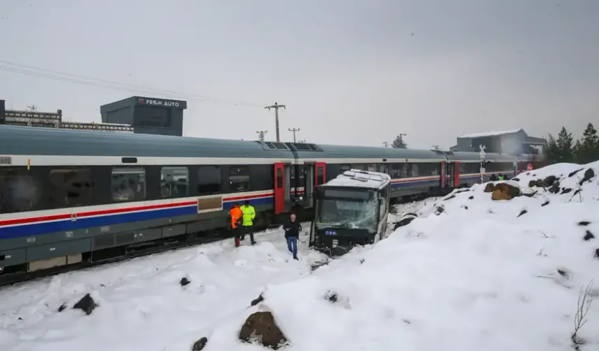 Diyarbakır'da belediye otobüsü yolcu treni ile çarpıştı