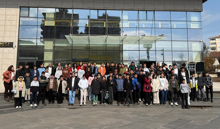 DBŞT’den miniklere tiyatro şöleni: “Hişê Min Tevlihev Bû” sahnelendi