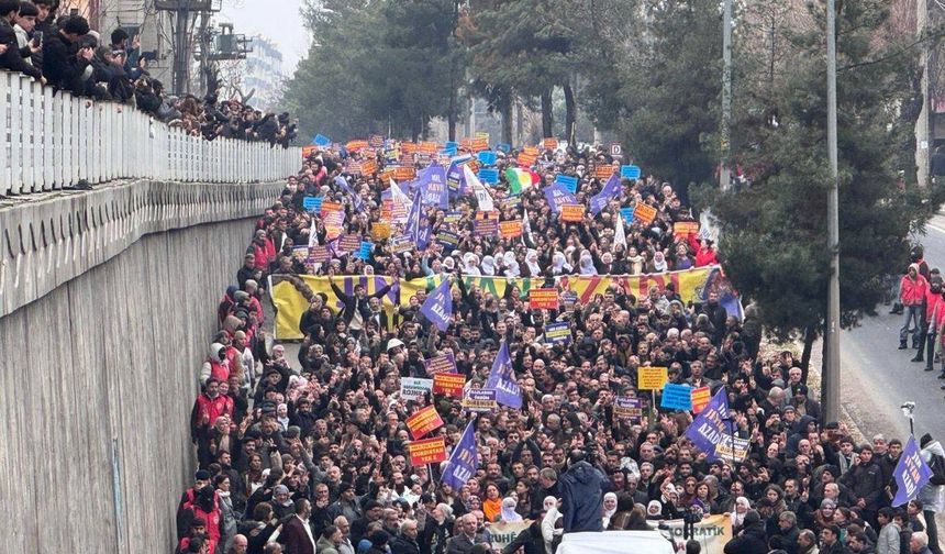 Diyarbakır’da on binlerce kişi Rojava için yürüdü