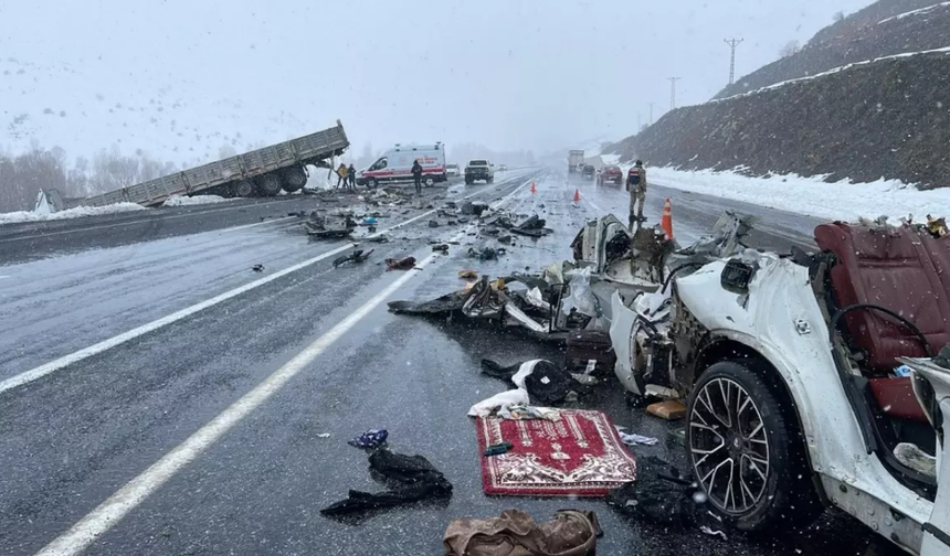 Bitlis’te feci kaza: Tır ile otomobil çarpıştı, 2 ölü 5 yaralı