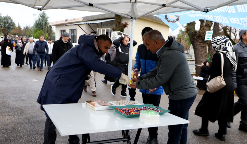 Diyarbakır Büyükşehir'den bayramda şeker, lokum ve kolonya ikramı