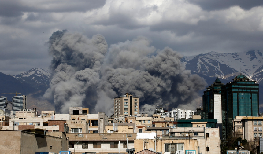 Tahran bombardıman altında: Devlet televizyonu IRIB vuruldu