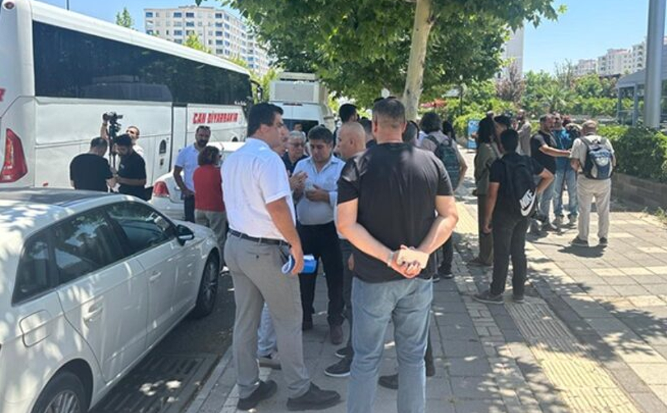 PKK'nın düzenleyeceği silah bırakma töreni için Diyarbakır'dan dört otobüs yola çıktı