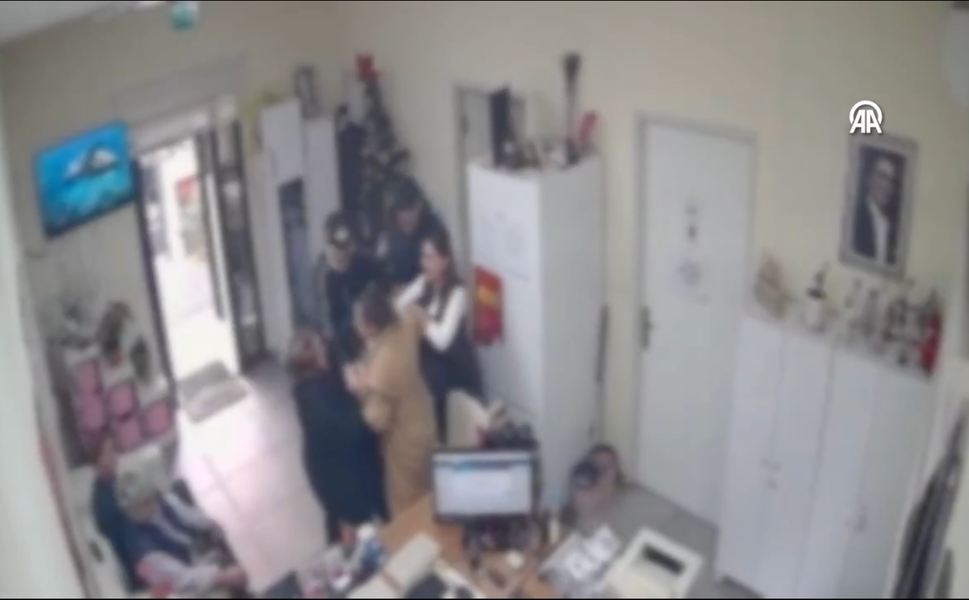 Pendik'te fakirlik belgesi verilmeyen kadın, muhtar dövdü