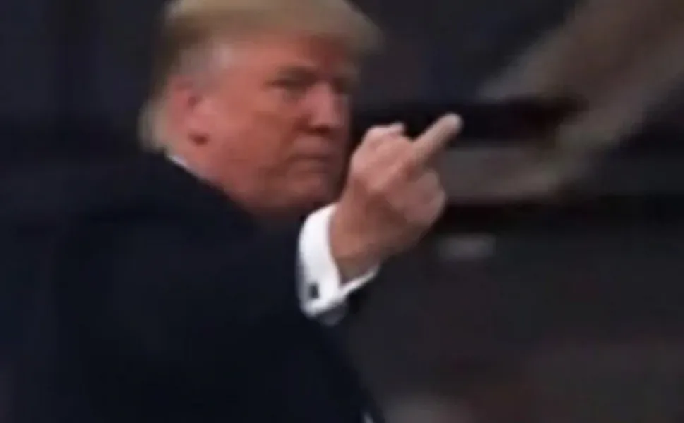 Trump'ı protesto eden işçi işten atıldı