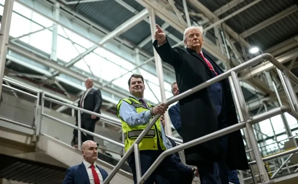 Trump’a protesto eden işçi için 800 bin dolar bağış